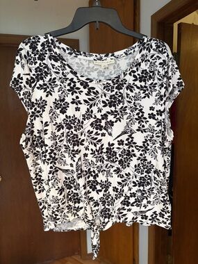 Women’s Black & White Floral Tie-Hem Top